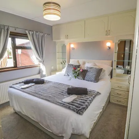 Jeans Lodge- Malton Grange * مالتون